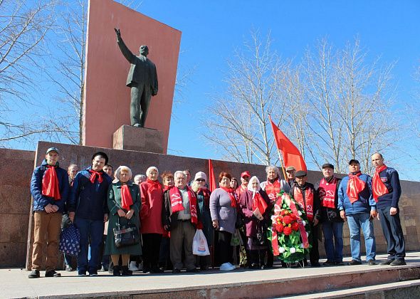 Карпинские коммунисты возложили цветы к памятнику Ленина в честь дня рождения вождя пролетариата
