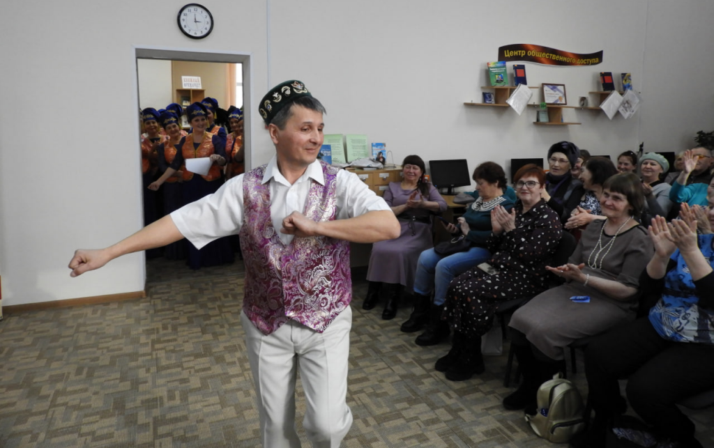 Местный коллектив «Алтын ай» вновь выступит в карпинской библиотеке